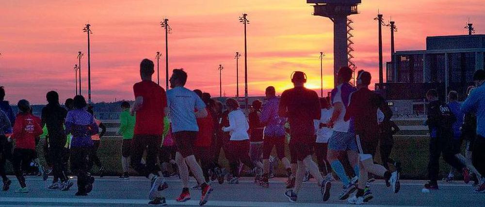 Hier läuft doch was. Es geht voran am BER – jedenfalls beim Airport Night Run am Samstagabend. 4065 Läuferinnen und Läufer nahmen teil, das war Rekord. Es war der bereits neunte Lauf am BER und der dritte an einem Abend. 
