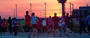 Hier läuft doch was. Es geht voran am BER – jedenfalls beim Airport Night Run am Samstagabend. 4065 Läuferinnen und Läufer nahmen teil, das war Rekord. Es war der bereits neunte Lauf am BER und der dritte an einem Abend. 