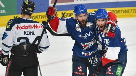 Nah am Titel: Mannheims Tardif (m.) jubelt mit Teamkollege Plachta über sein Tor zum 3:1.
