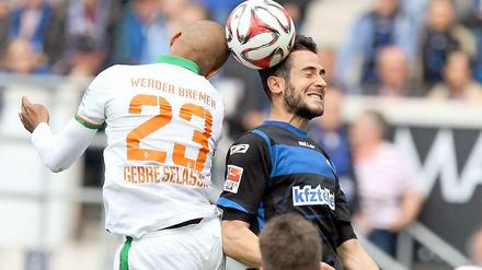 Unentschieden: Im Kopfballduell zwischen Gebre Selassie (l.) und Mario Vrancic gab es keinen klaren Sieger.