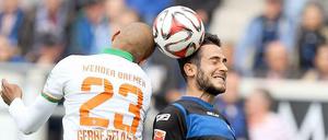 Unentschieden: Im Kopfballduell zwischen Gebre Selassie (l.) und Mario Vrancic gab es keinen klaren Sieger.