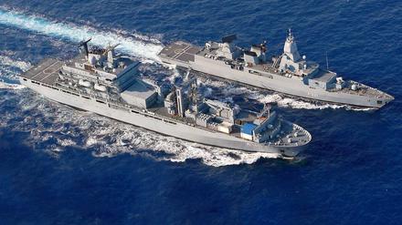 Der Einsatzgruppenversorger "Berlin" (vorn) und die Fregatte "Hessen" helfen jetzt bei der Seenotrettung im Mittelmeer. 
