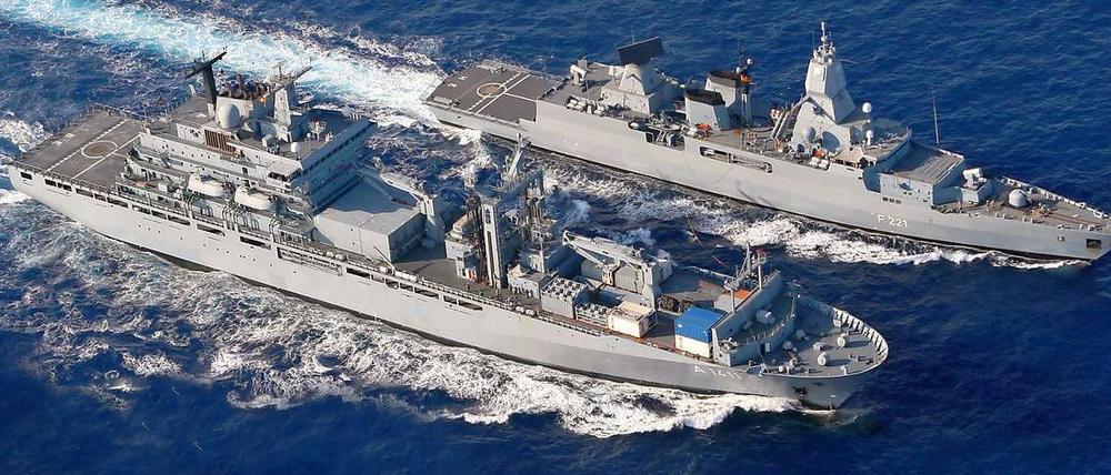 Der Einsatzgruppenversorger "Berlin" (vorn) und die Fregatte "Hessen" helfen jetzt bei der Seenotrettung im Mittelmeer. 