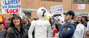 Eltern und Schüler demonstrieren vor der Lietzensee-Schule in Charlottenburg.