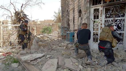 Irakische Sicherheitskräfte versuchen in Ramadi IS-Kämpfer zurückzuschlagen.