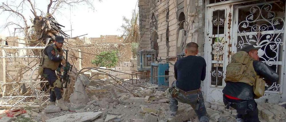 Irakische Sicherheitskräfte versuchen in Ramadi IS-Kämpfer zurückzuschlagen.