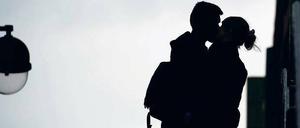 Im Auftrag der Zurückhaltung. Im Zeitalter von Teenie-Schwangerschaften und nackten Hintern im Fernsehen ist unsere Autorin verwundert über die jungen Polen. 