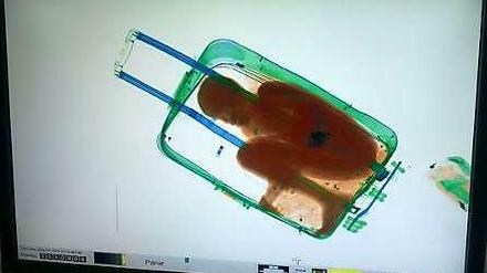 Das Bild des Scanners am Grenzübergang in Ceuta. Die Umrisse eines Jungen sind zu erkennen. Eine Marokkanerin hat versucht, den Jungen nach Spanien zu schmuggeln. 
