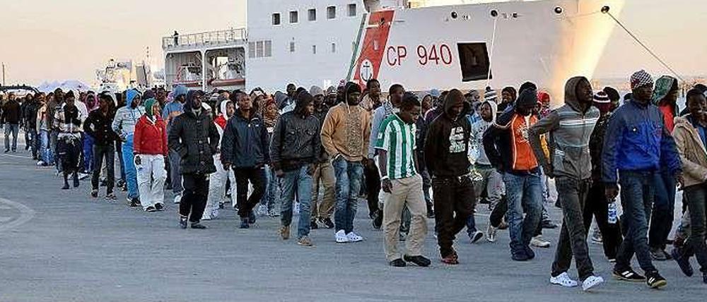 Am Ziel. Diese Gruppe Flüchtlinge hat es bis Italien geschafft. Viele andere ertrinken, weil die Boote alt und überfüllt sind. 