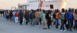 Am Ziel. Diese Gruppe Flüchtlinge hat es bis Italien geschafft. Viele andere ertrinken, weil die Boote alt und überfüllt sind. 
