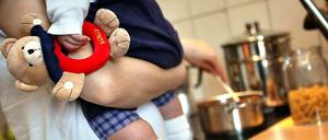 Mit Kind am Herd. Nicht allen Müttern sagt das zu. 