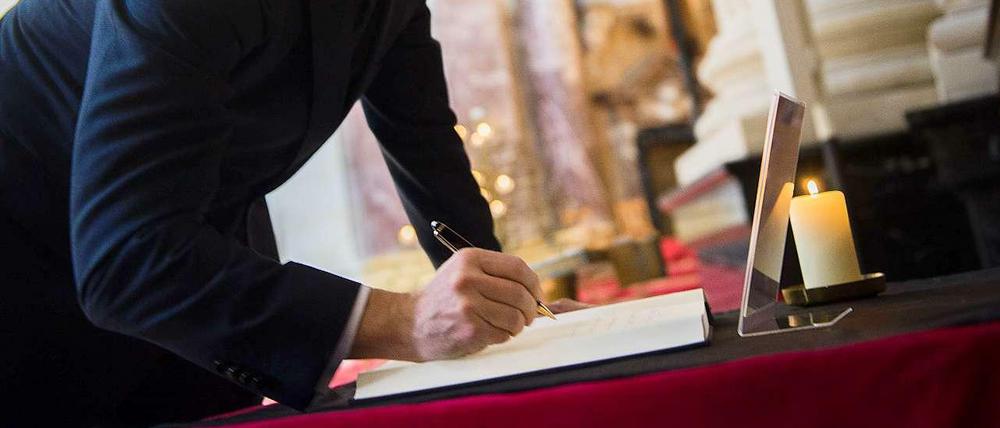 Wie der Regierende Bürgermeister, Michael Müller, haben sich nach dem Germanwings-Absturz zahlreiche Berliner und Touristen in ein Kondolenzbuch im Dom eingetragen.