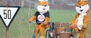 Warum Hasen die denn so? Willkommen in Zossen, kurz hinterm Berliner Stadtrand. Zwei Brandenburger rollen in bester Laune durch die Mark, mit dabei: „Goofy“, eine Deutsche Dogge.