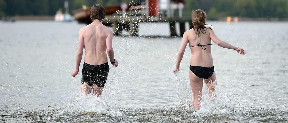 Weiß zu Blau. Vor einem Jahr sah es beim Anbaden im Wannsee so aus, bei frischen elf Grad Wassertemperatur. Erinnert sei an Ostern 2013 – da lag viel, viel Schnee.