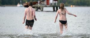 Weiß zu Blau. Vor einem Jahr sah es beim Anbaden im Wannsee so aus, bei frischen elf Grad Wassertemperatur. Erinnert sei an Ostern 2013 – da lag viel, viel Schnee. 