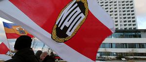 Karlsruhe verlangt bis zum 15. Mai zusätzliche Belege für das aggressive und antidemokratische Auftreten der NPD. 
