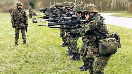 Wenn das neue Sturmgewehr G36 heiß läuft, schießt es schief. Das hat ein Abschlussbericht im Verteidigungsministerium am Freitag bestätigt. 