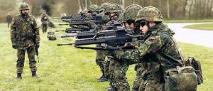 Wenn das neue Sturmgewehr G36 heiß läuft, schießt es schief. Das hat ein Abschlussbericht im Verteidigungsministerium am Freitag bestätigt. 