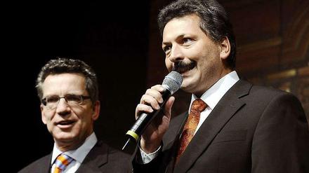 Meißens Landrat Arndt Steinbach (CDU, rechts) 2008 bei der Wahl der Weinkönigin in Weinböhla - zusammen mit dem damaligen Kanzleramtsminister und heutigen Bundesinnenminister Thomas de Maizière (CDU)