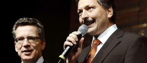 Meißens Landrat Arndt Steinbach (CDU, rechts) 2008 bei der Wahl der Weinkönigin in Weinböhla - zusammen mit dem damaligen Kanzleramtsminister und heutigen Bundesinnenminister Thomas de Maizière (CDU)