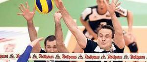 Lieber nicht hinschauen. Scott Touzinsky (l.) und Tomas Kmet konnten die dritte Niederlage der BR Volleys in Friedrichshafen in dieser Saison nicht abwehren. Foto: dpa/Kästle