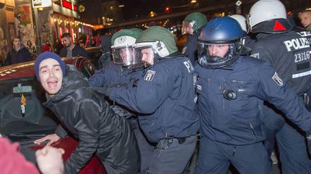 Auseinandersetzungen mit der Polizei nach friedlichem Fest auf dem Oranienplatz.