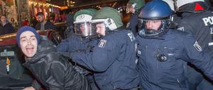 Auseinandersetzungen mit der Polizei nach friedlichem Fest auf dem Oranienplatz.