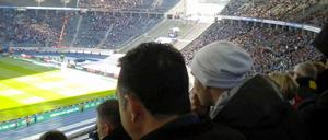 Gegentribüne (Nord) Oberring, Block 28.1. Gebannt verfolgen die beiden Männer die Bundesliga-Partie Hertha BSC gegen den 1. FC Köln.