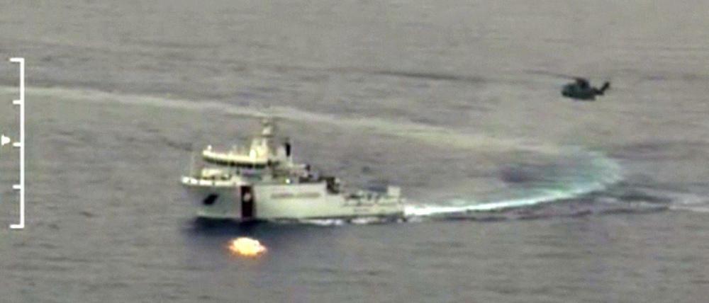 Nach der erneuten Flüchtlingskatastrophe: Ein Boot und ein Hubschrauber der italienischen Küstenwache im Rettungseinsatz auf dem Mittelmeer.