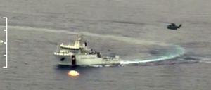 Nach der erneuten Flüchtlingskatastrophe: Ein Boot und ein Hubschrauber der italienischen Küstenwache im Rettungseinsatz auf dem Mittelmeer.