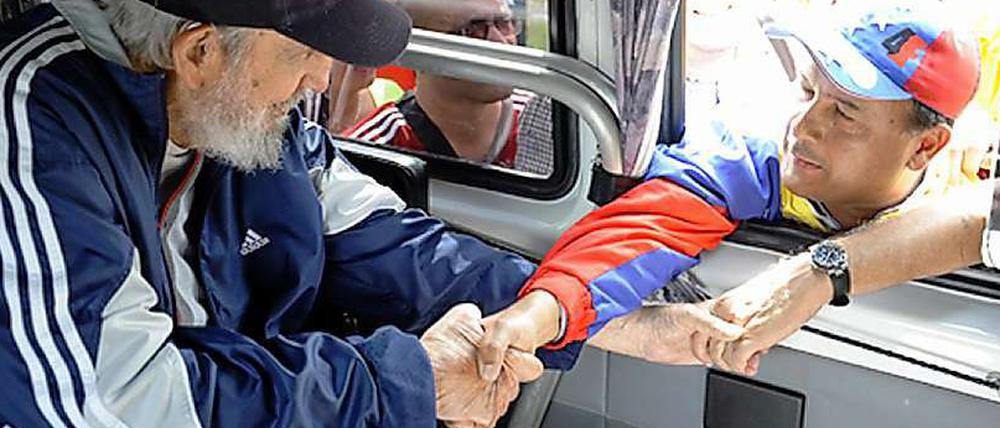Fidel Castro schüttelte aus einem Minibus heraus mehreren Venezolanern die Hand.