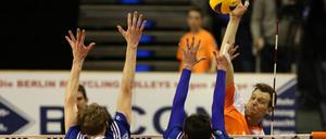 Direktes Duell: Berlins Kromm (r.) soll den Block von Friedrichshafens Günthör überwinden. 