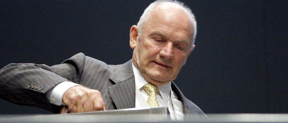 Der Herbst des Patriarchen: Gerät der große, alte Mann ins Straucheln? Ferdinand Piëch ist mit seiner Meinung über Winterkorn unter den Anlegern alleine.