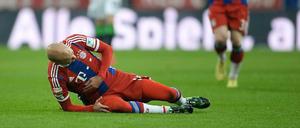 Am Boden: Arjen Robben fiel unglücklich auf die Rippe und musste bereits in der 24. Minute ausgewechselt werden.