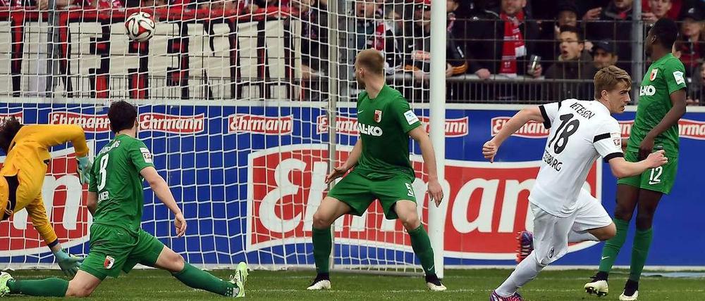 In dieser Szene traf Nils Petersen zum 2:0 Endstand für die Freiburger, die mit dem Erfolg neben dem SC Paderborn auch den Hamburger SV überholen konnten und nun auf Platz 15 stehen.