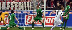 In dieser Szene traf Nils Petersen zum 2:0 Endstand für die Freiburger, die mit dem Erfolg neben dem SC Paderborn auch den Hamburger SV überholen konnten und nun auf Platz 15 stehen.