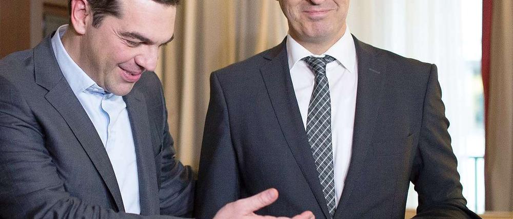 Er darf bitten. Alexis Tsipras (links) mit Grünen-Politiker Cem Özdemir, der den griechischen Premier wie viele seiner Kollegen am Dienstag im Hotel besuchte.