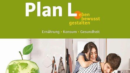 Ein männlicher Jugendlicher und eine weibliche Jugendliche stehen in einer Küche und kochen gemeinsam.