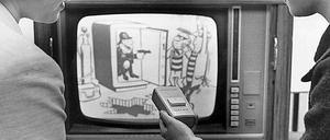 Da war in die Röhre schauen noch aufregend: 1962 zappen zwei Frauen durchs Fernsehprogramm. 