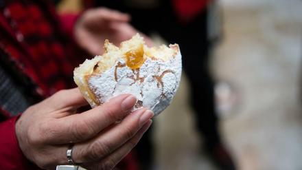Mahlzeit. Hamburger nennen die Dinger Berliner, was in Berlin wiederum keiner sagt. Das heißt dit Pfannkuchen.