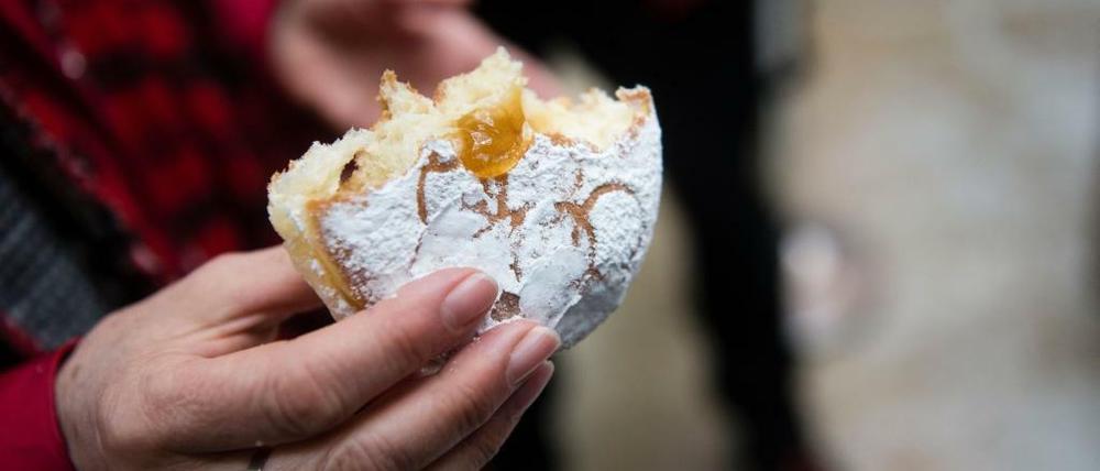 Mahlzeit. Hamburger nennen die Dinger Berliner, was in Berlin wiederum keiner sagt. Das heißt dit Pfannkuchen.
