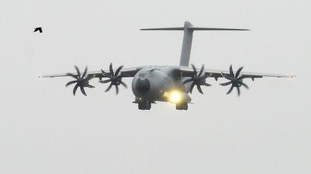  Das erste deutsche A400M Transportflugzeug der Luftwaffe landet im Dezember 2014 auf dem Fliegerhorst Wunstorf beim Lufttransportgeschwader.