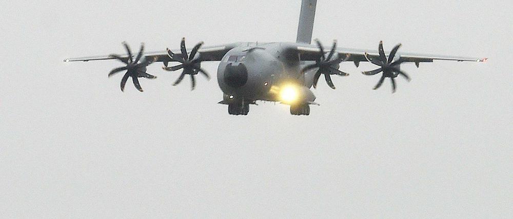  Das erste deutsche A400M Transportflugzeug der Luftwaffe landet im Dezember 2014 auf dem Fliegerhorst Wunstorf beim Lufttransportgeschwader.