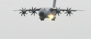  Das erste deutsche A400M Transportflugzeug der Luftwaffe landet im Dezember 2014 auf dem Fliegerhorst Wunstorf beim Lufttransportgeschwader.