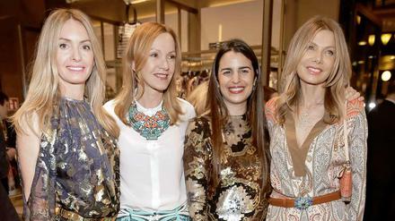 Gut gelaunt und bunt bemustert: Kean Etros Frau Constanza Cavalli Etro, Katja Flint, Veronica Etro und Ursula Karven