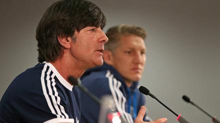Visionen schaffen Fakten. Joachim Löw doziert über seine fußballerischen Vorstellungen, Kapitän Bastian Schweinsteiger (re.) lauscht gebannt. 