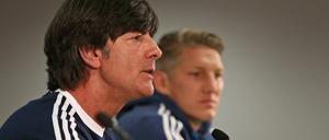 Visionen schaffen Fakten. Joachim Löw doziert über seine fußballerischen Vorstellungen, Kapitän Bastian Schweinsteiger (re.) lauscht gebannt.