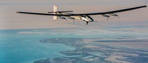 "Solar Impulse 2" bei einem Probeflug über Abu Dhabi.