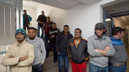 Flüchtlinge (hier in Schneeberg) benötigen unter anderem Hilfe bei Behördengängen. Immer mehr Deutsche unterstützen sie, wie eine Studie herausfand.