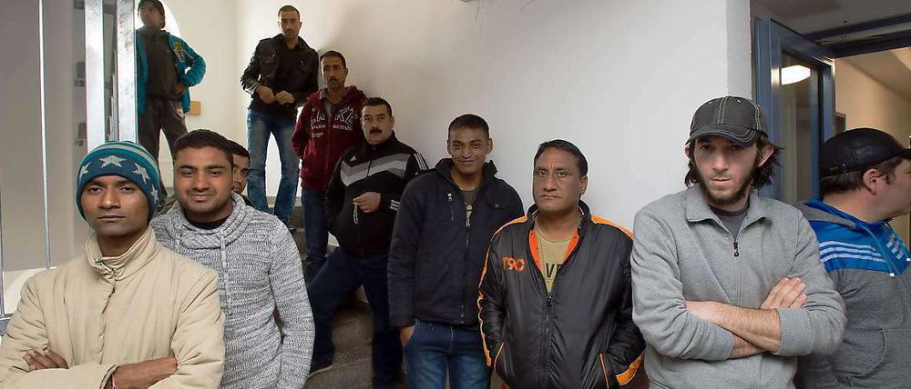 Flüchtlinge (hier in Schneeberg) benötigen unter anderem Hilfe bei Behördengängen. Immer mehr Deutsche unterstützen sie, wie eine Studie herausfand.